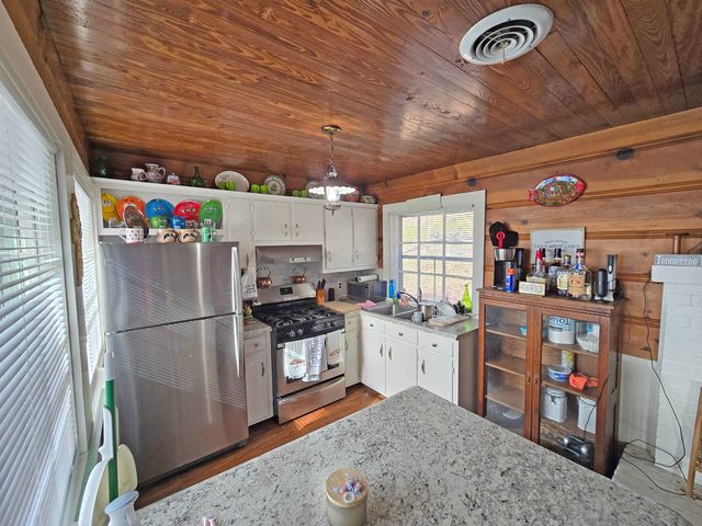 418 LOST CREEK BOAT DOCK RD, Decaturville, TN 38329