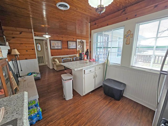 418 LOST CREEK BOAT DOCK RD, Decaturville, TN 38329