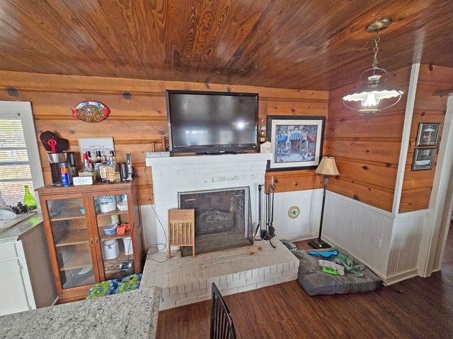418 LOST CREEK BOAT DOCK RD, Decaturville, TN 38329