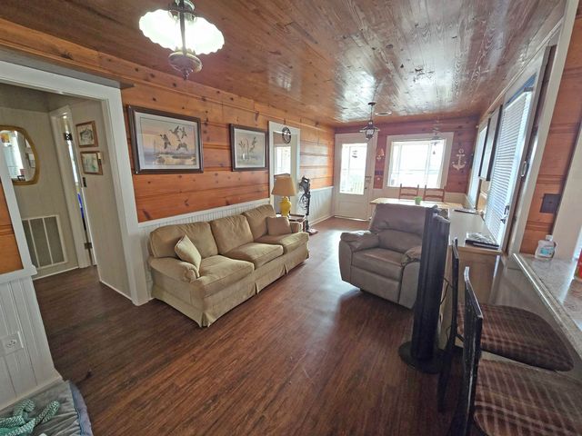 418 LOST CREEK BOAT DOCK RD, Decaturville, TN 38329