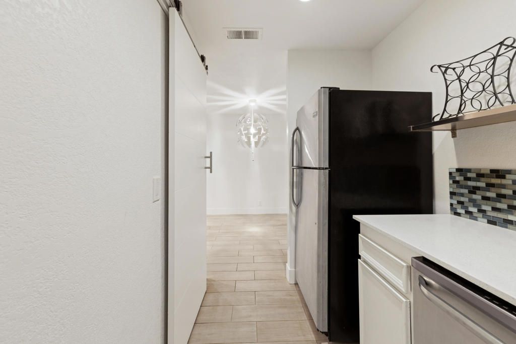 Image 11 of property listing at 510 N Villa Court 107, Palm Springs, CA 92262