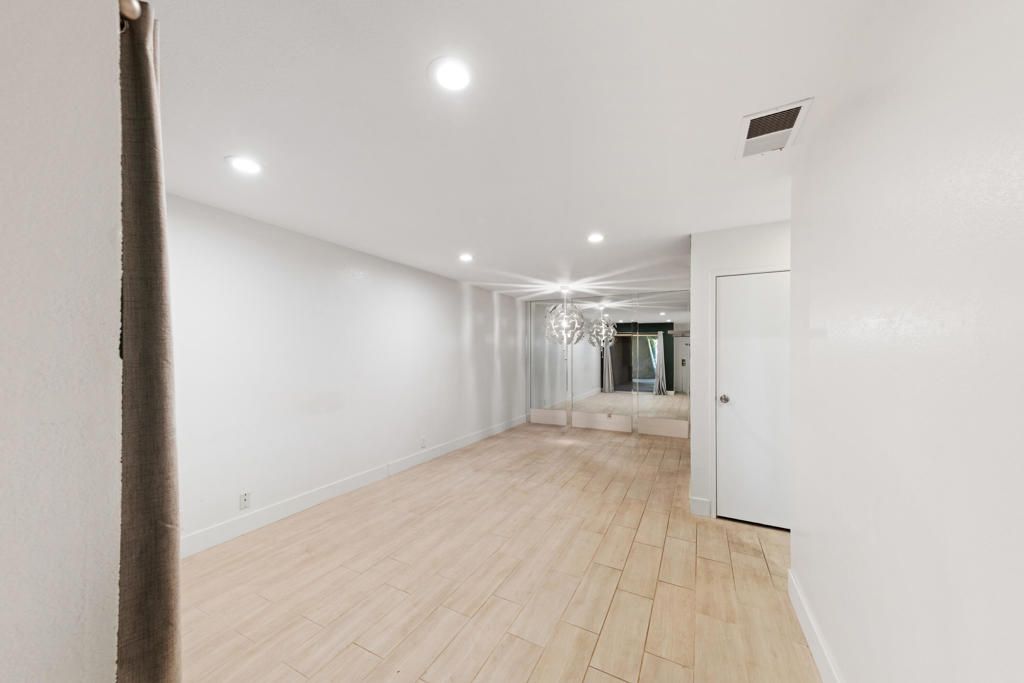 Image 9 of property listing at 510 N Villa Court 107, Palm Springs, CA 92262