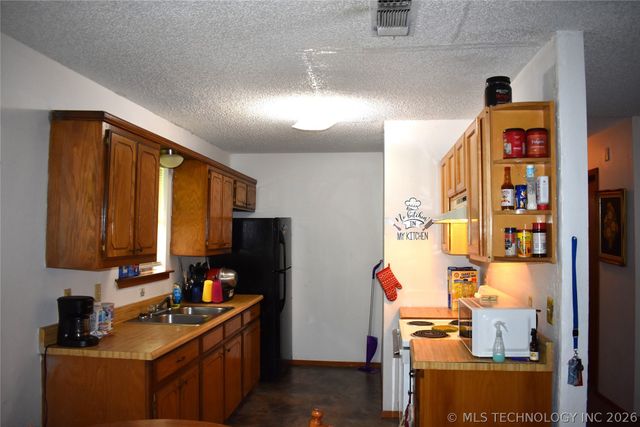 708 S J Street, Hugo, OK 74743