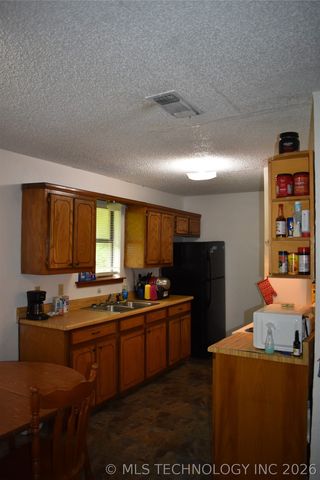 708 S J Street, Hugo, OK 74743