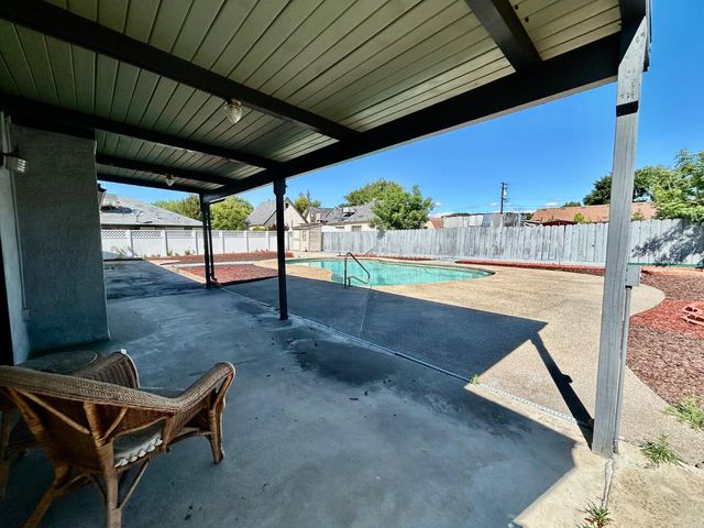 55 Oxford Avenue, Clovis, CA 93612
