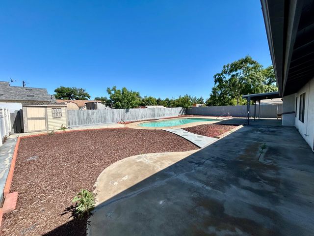 55 Oxford Avenue, Clovis, CA 93612