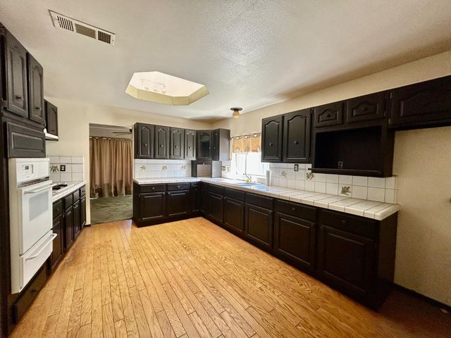55 Oxford Avenue, Clovis, CA 93612