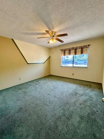 55 Oxford Avenue, Clovis, CA 93612
