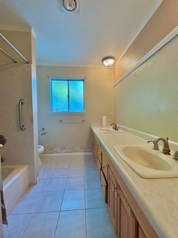 55 Oxford Avenue, Clovis, CA 93612