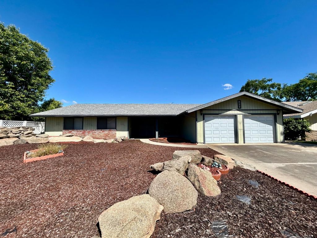 55 Oxford Avenue, Clovis, CA 93612