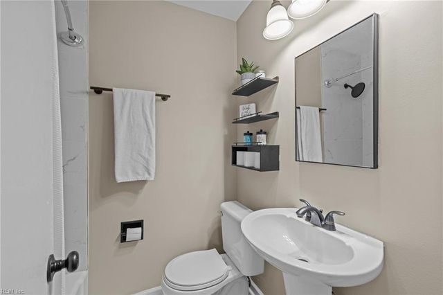 5833 Hawthorne LN, Portsmouth, VA 23703