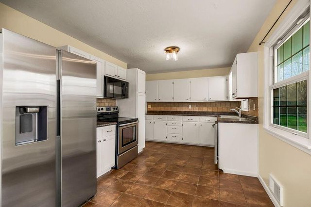 319 SE Ridgeview Drive, Lee's Summit, MO 64063
