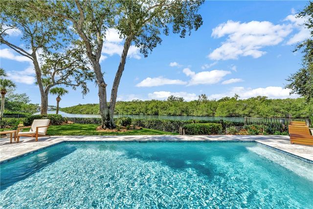 140 Waterway Lane, Vero Beach, FL 32963