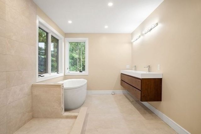 222 Austin St 222, Newton, MA 02465