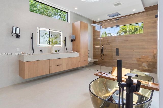 201 NE 27th Dr, Wilton Manors, FL 33334