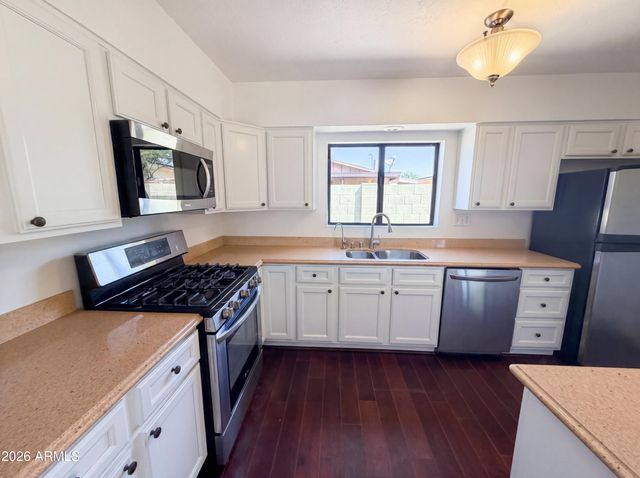 2326 W PARADISE Drive, Phoenix, AZ 85029