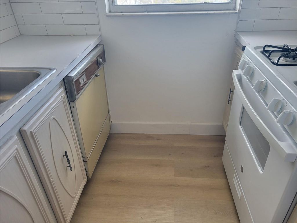 Image 16 of property listing at 9950 62ND TERRACE N 404, St Petersburg, FL 33708