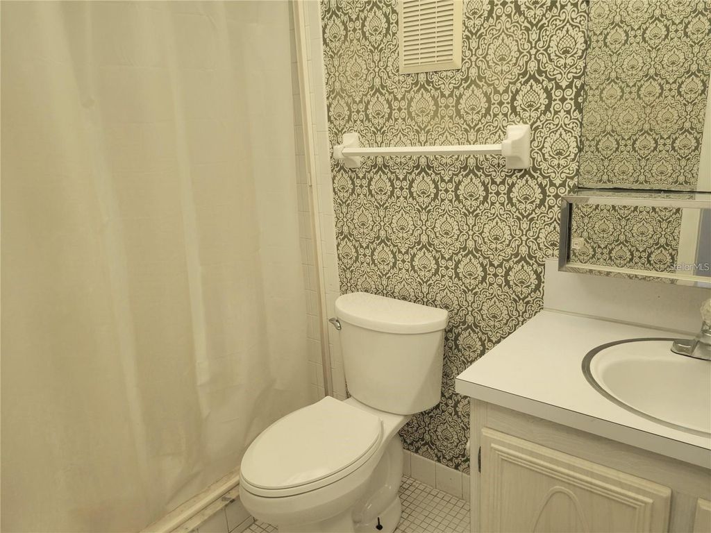 Image 19 of property listing at 9950 62ND TERRACE N 404, St Petersburg, FL 33708