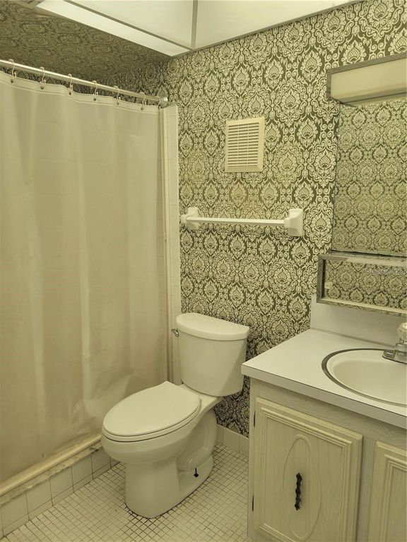 Image 20 of property listing at 9950 62ND TERRACE N 404, St Petersburg, FL 33708