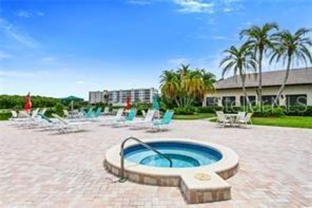 Image 26 of property listing at 9950 62ND TERRACE N 404, St Petersburg, FL 33708