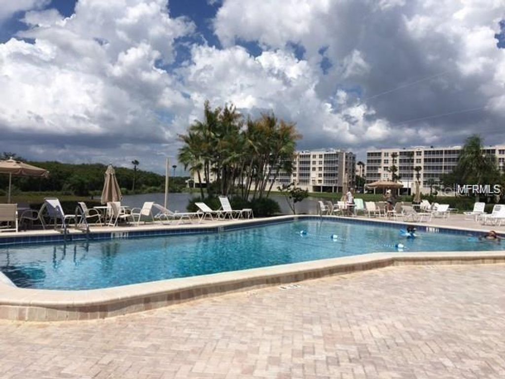 Image 30 of property listing at 9950 62ND TERRACE N 404, St Petersburg, FL 33708