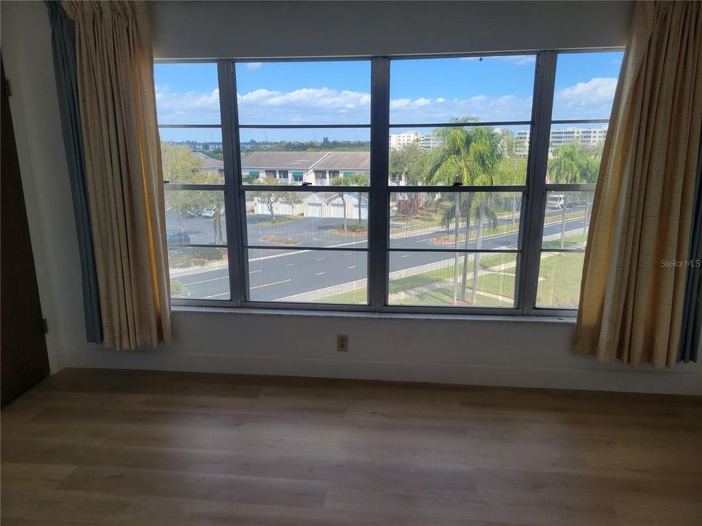 Image 7 of property listing at 9950 62ND TERRACE N 404, St Petersburg, FL 33708