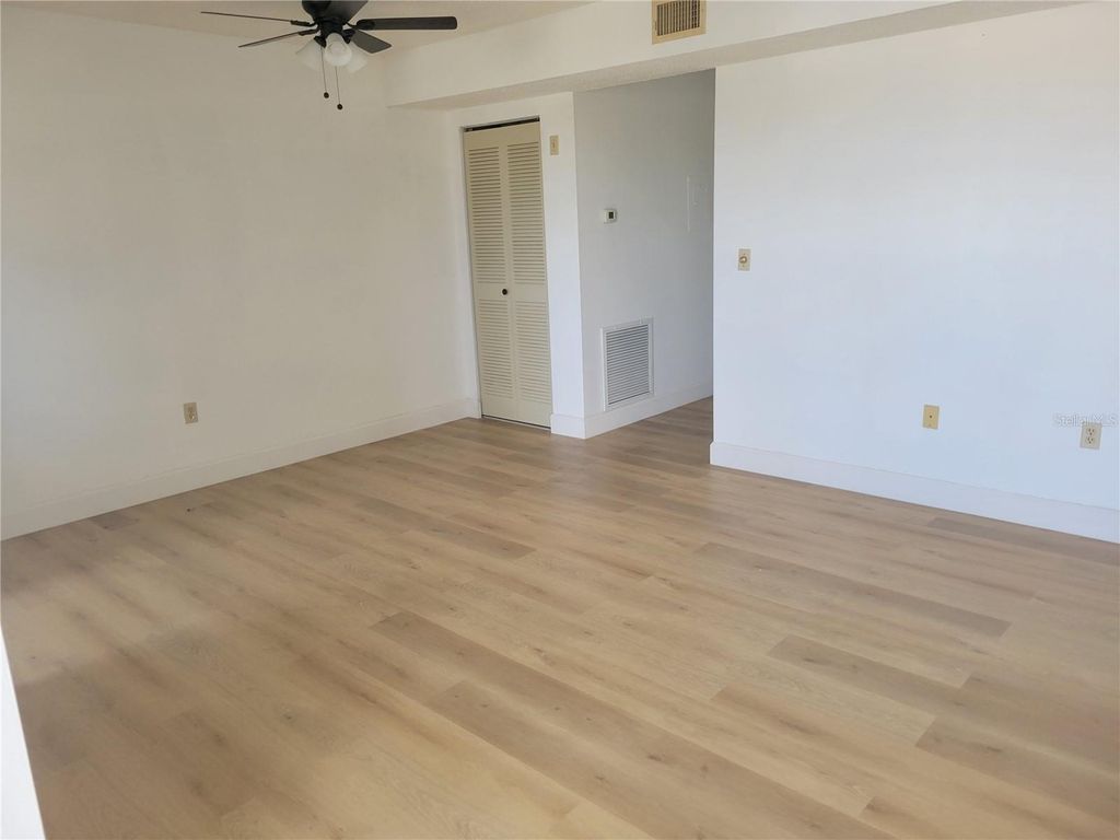 Image 9 of property listing at 9950 62ND TERRACE N 404, St Petersburg, FL 33708