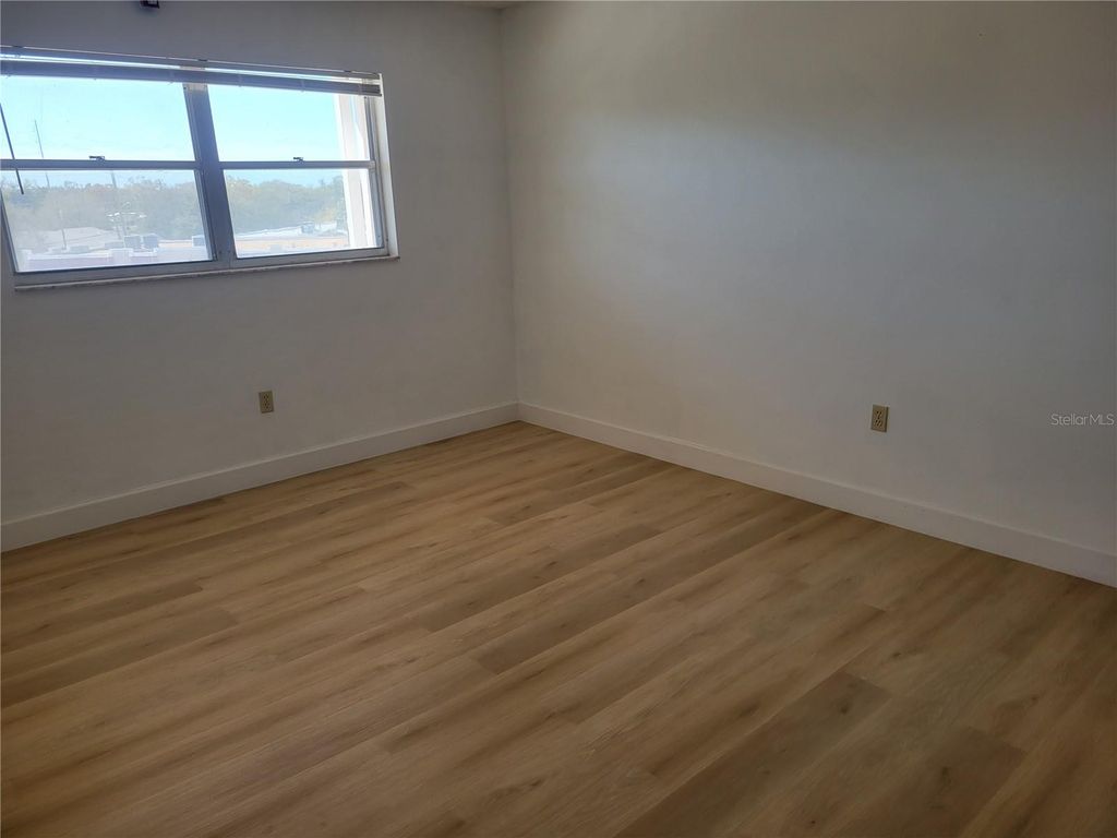 Image 10 of property listing at 9950 62ND TERRACE N 404, St Petersburg, FL 33708