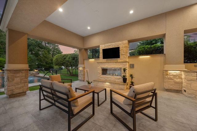 5911 Royal Point Court, Houston, TX 77345