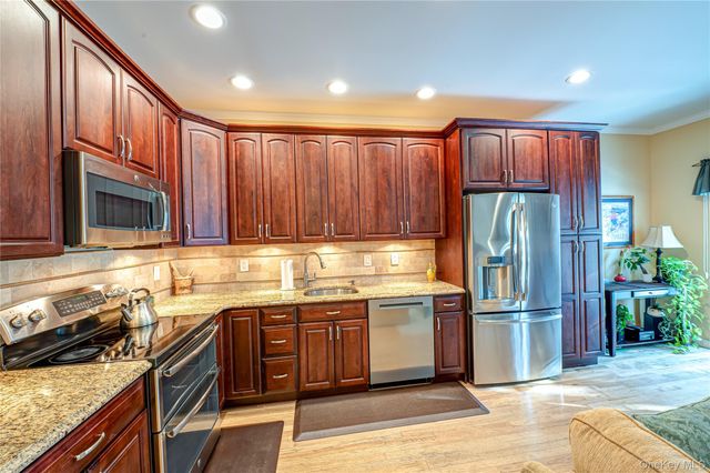 4 Chelsea Drive, Smithtown, NY 11787