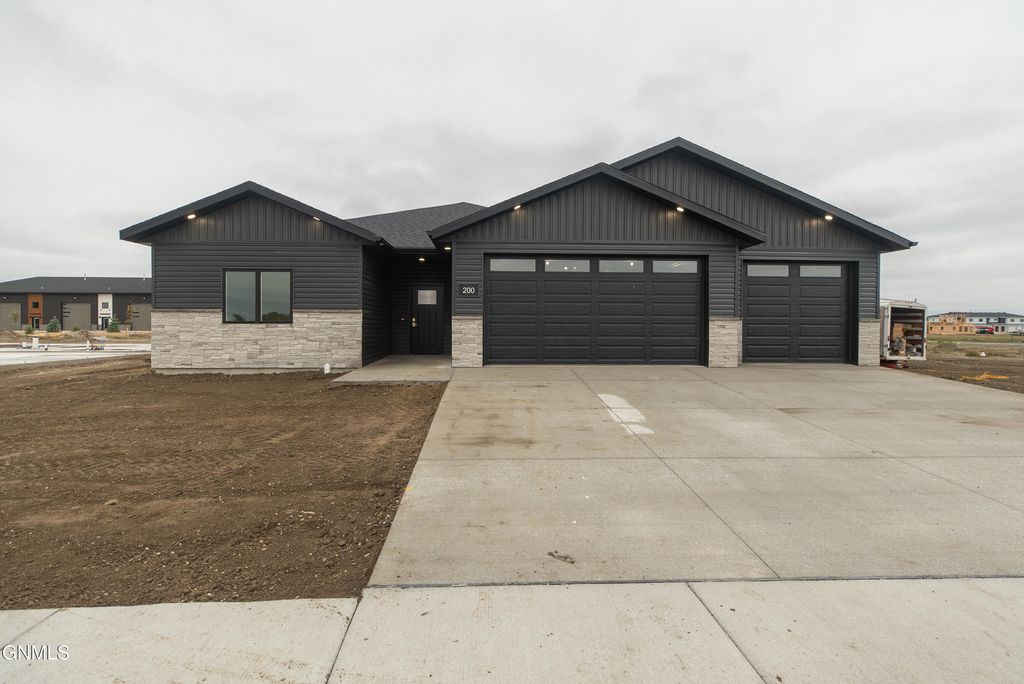 200 Paradise Drive, Bismarck, ND 58504 photo 2