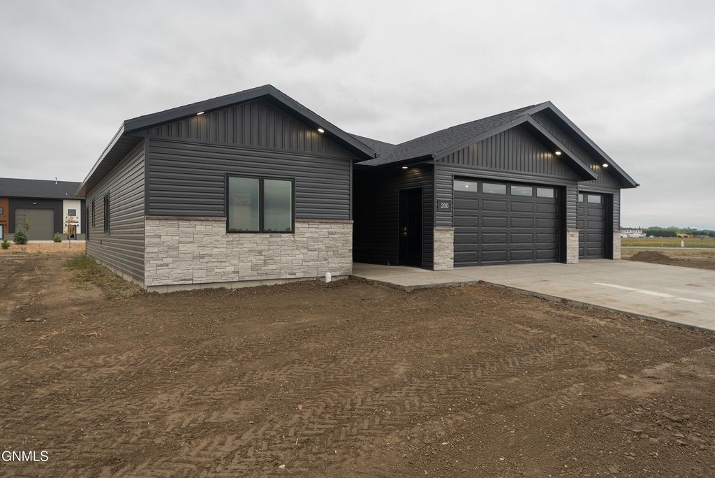 200 Paradise Drive, Bismarck, ND 58504 photo 3