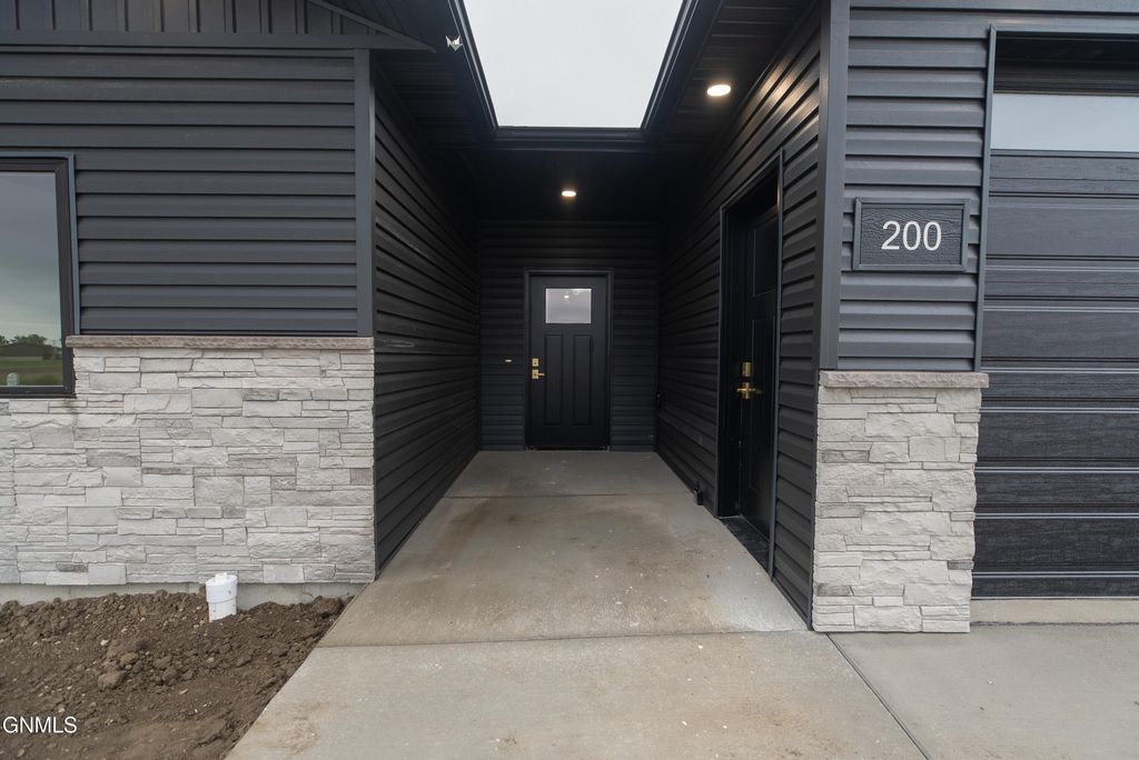 200 Paradise Drive, Bismarck, ND 58504 photo 4