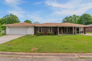 311 Glenhaven Cir., Hattiesburg, MS 39401
