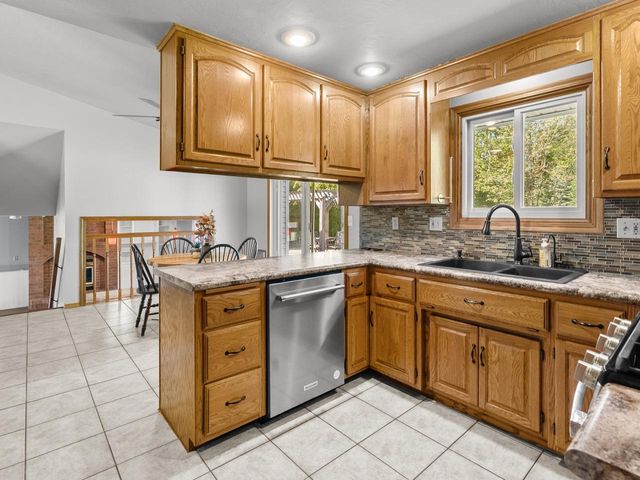 2760 Sunray LANE, Howard, WI 54313