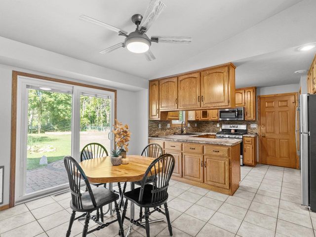2760 Sunray LANE, Howard, WI 54313