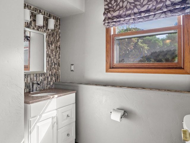 2760 Sunray LANE, Howard, WI 54313