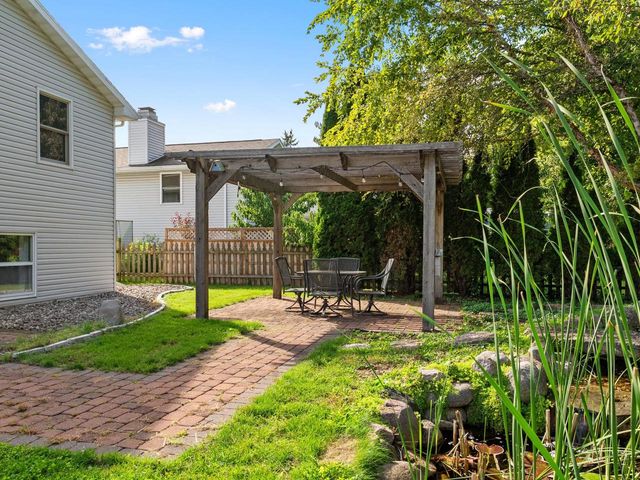 2760 Sunray LANE, Howard, WI 54313