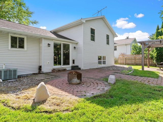 2760 Sunray LANE, Howard, WI 54313