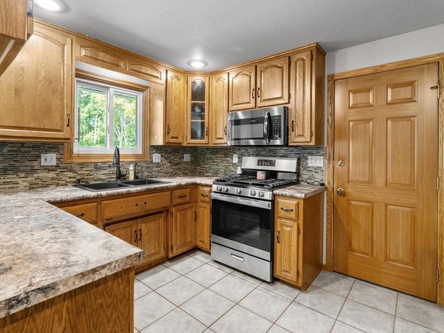 2760 Sunray LANE, Howard, WI 54313