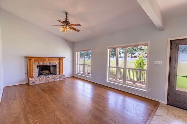 2833 Centerhill Circle, Bellville, TX 77418