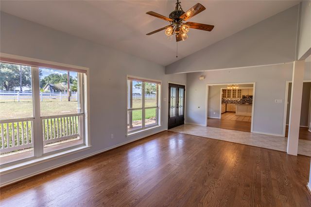 2833 Centerhill Circle, Bellville, TX 77418
