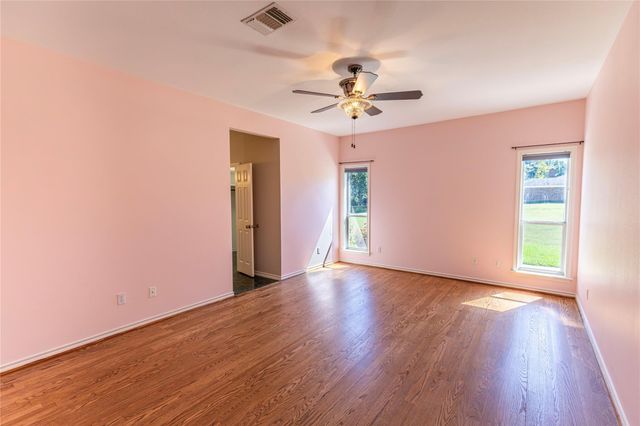 2833 Centerhill Circle, Bellville, TX 77418