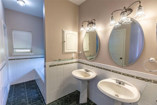 2833 Centerhill Circle, Bellville, TX 77418