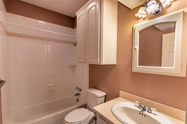 2833 Centerhill Circle, Bellville, TX 77418
