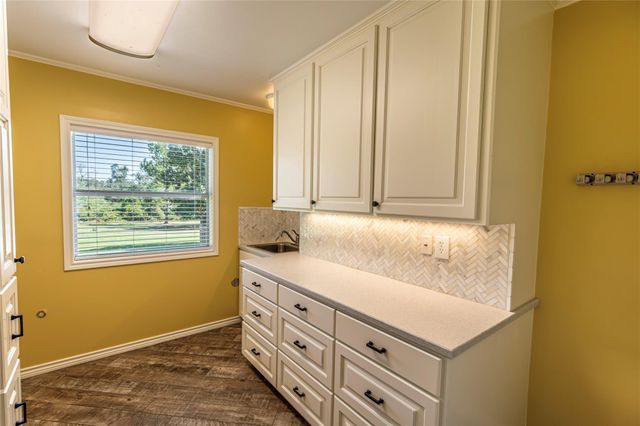 2833 Centerhill Circle, Bellville, TX 77418