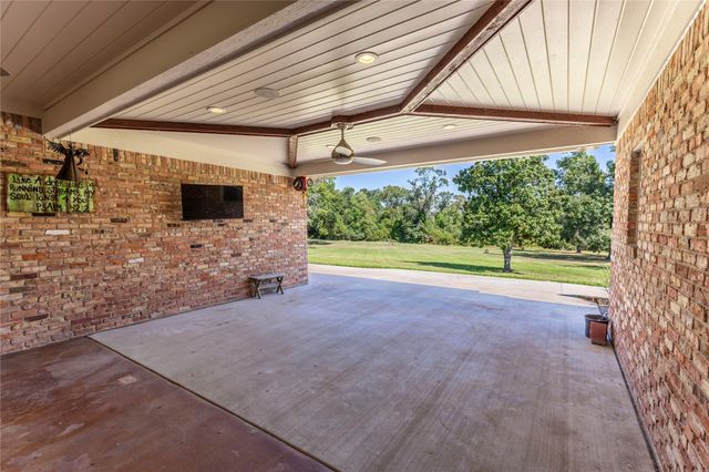 2833 Centerhill Circle, Bellville, TX 77418
