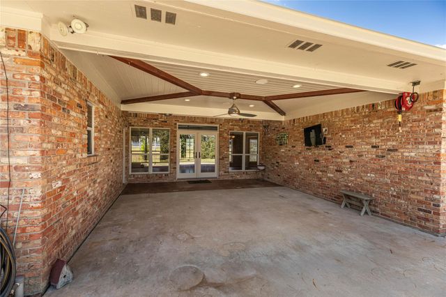 2833 Centerhill Circle, Bellville, TX 77418