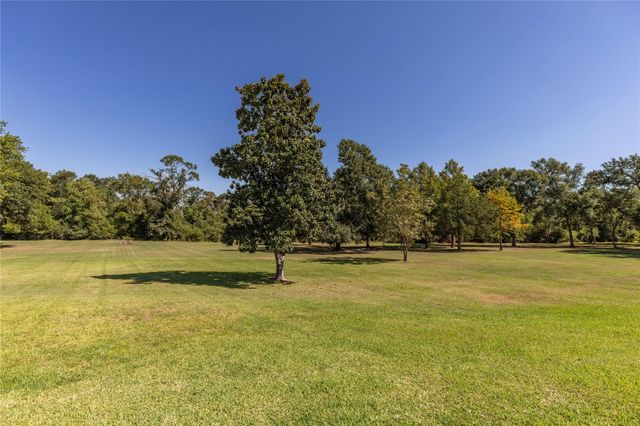 2833 Centerhill Circle, Bellville, TX 77418