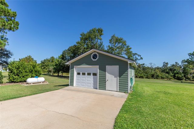 2833 Centerhill Circle, Bellville, TX 77418